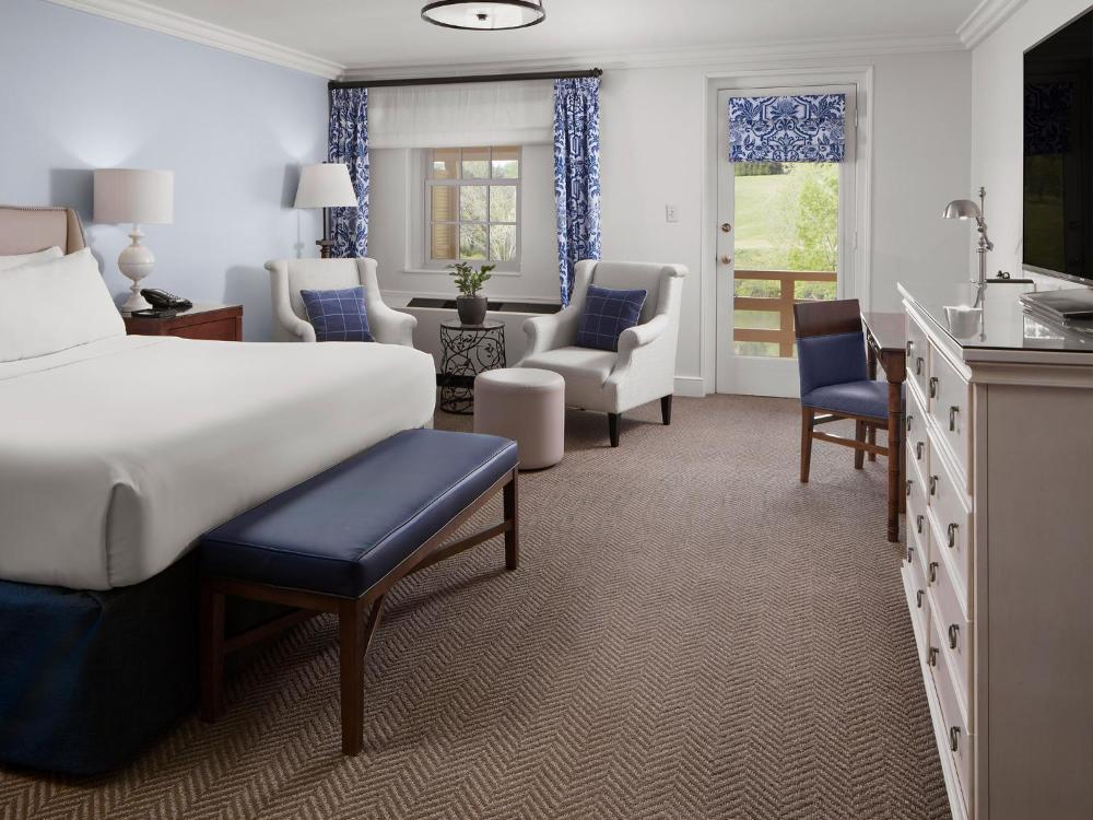 Deluxe King Room interior